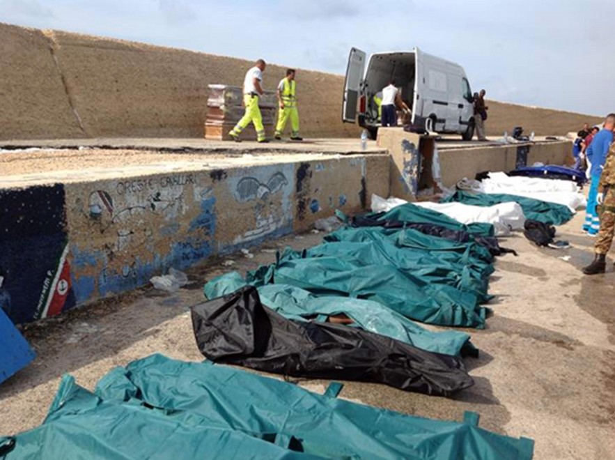 Strage di Lampedusa, le vittime sulla banchina